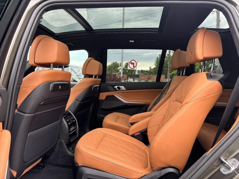 BMW X7 Vehicle Full-screen Gallery Image 13