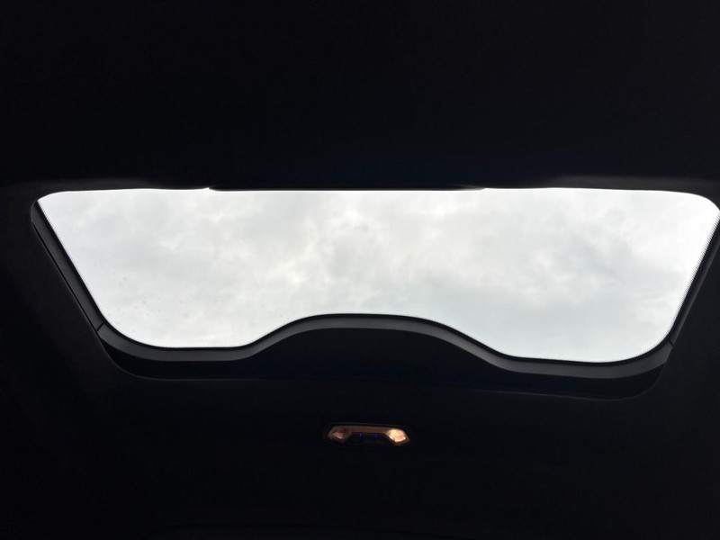 BMW X7 Vehicle Full-screen Gallery Image 14