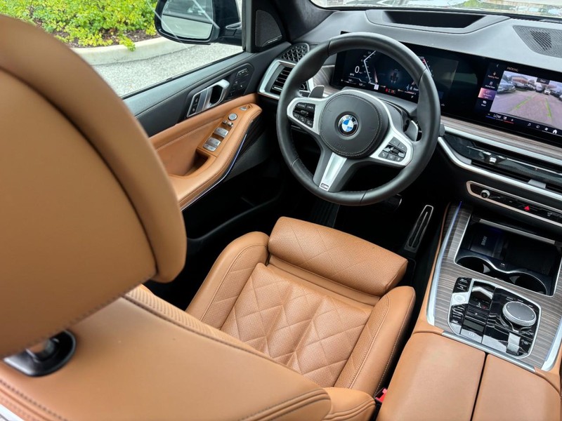 BMW X7 Vehicle Full-screen Gallery Image 15