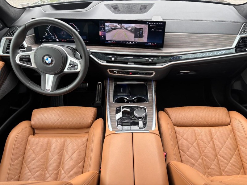BMW X7 Vehicle Full-screen Gallery Image 16