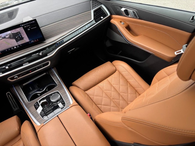 BMW X7 Vehicle Full-screen Gallery Image 17