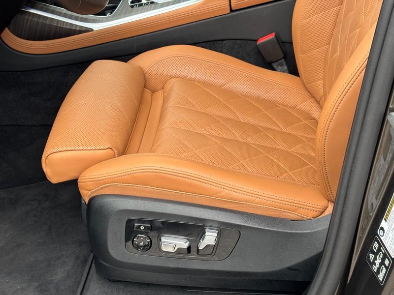 BMW X7 Vehicle Full-screen Gallery Image 18
