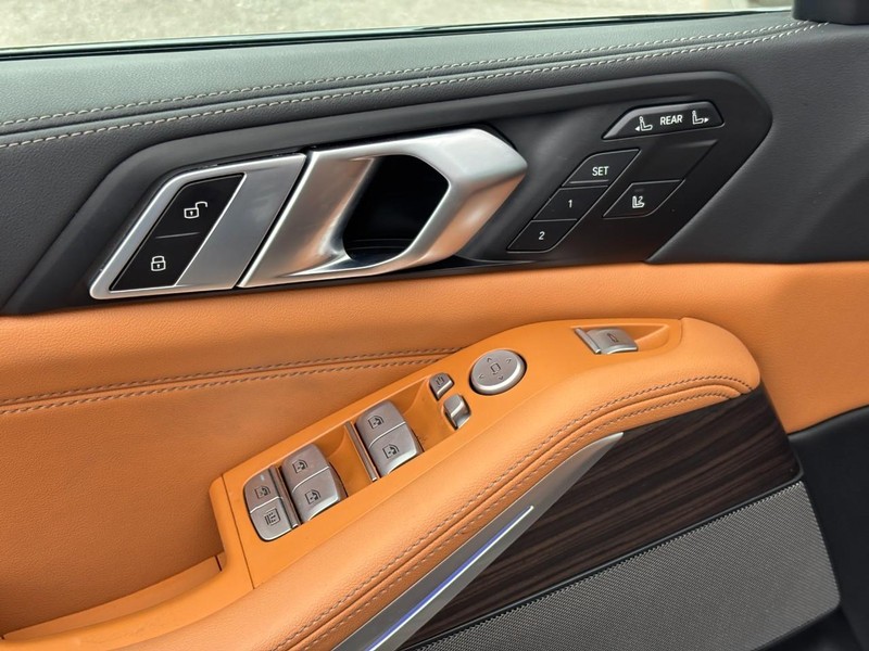 BMW X7 Vehicle Full-screen Gallery Image 19