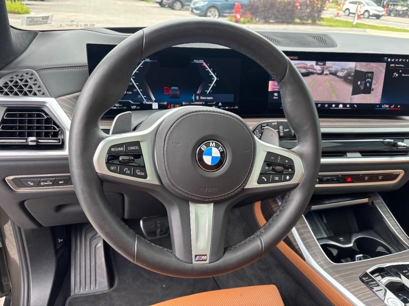 BMW X7 Vehicle Full-screen Gallery Image 20