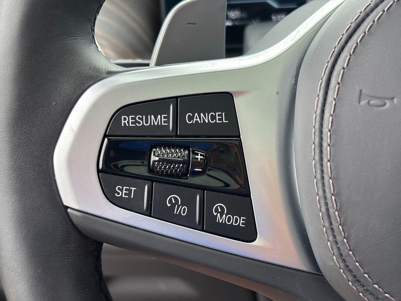 BMW X7 Vehicle Full-screen Gallery Image 21
