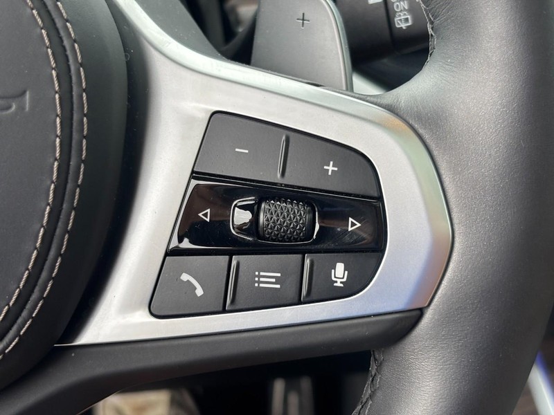 BMW X7 Vehicle Full-screen Gallery Image 22