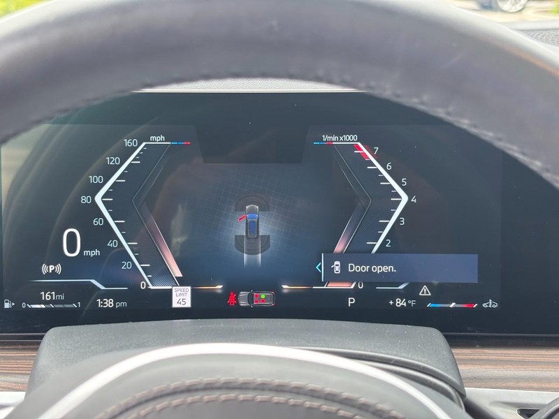 BMW X7 Vehicle Full-screen Gallery Image 23