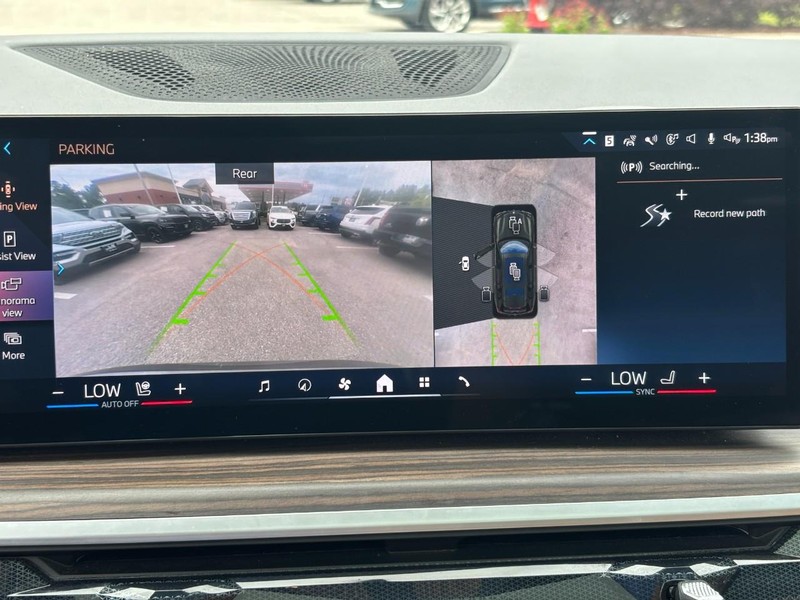 BMW X7 Vehicle Full-screen Gallery Image 24