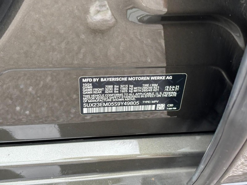 BMW X7 Vehicle Full-screen Gallery Image 26