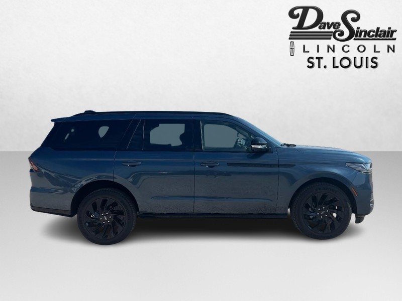 Lincoln Navigator Vehicle Full-screen Gallery Image 02