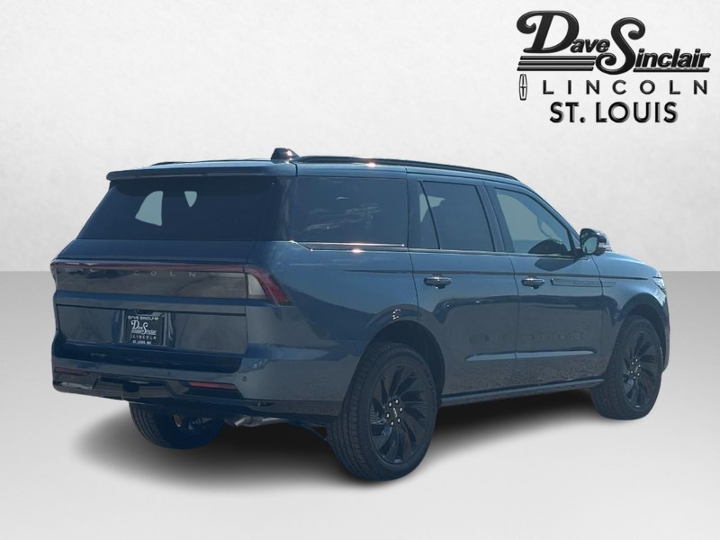Lincoln Navigator Vehicle Full-screen Gallery Image 03