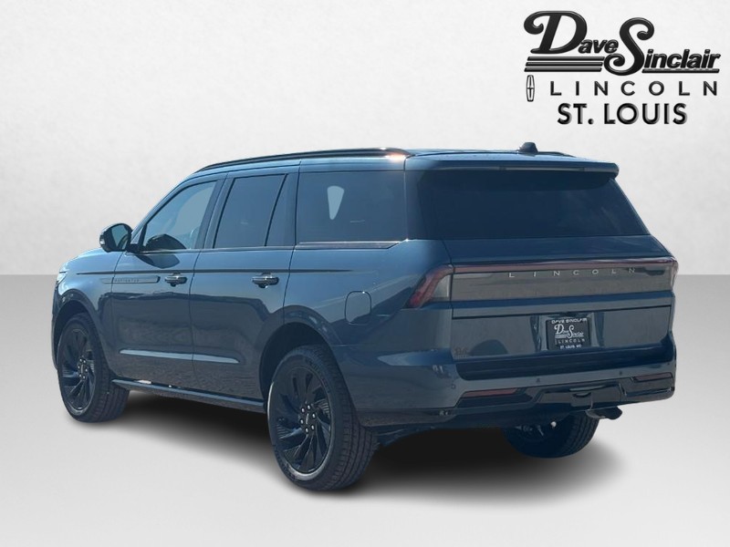 Lincoln Navigator Vehicle Full-screen Gallery Image 05