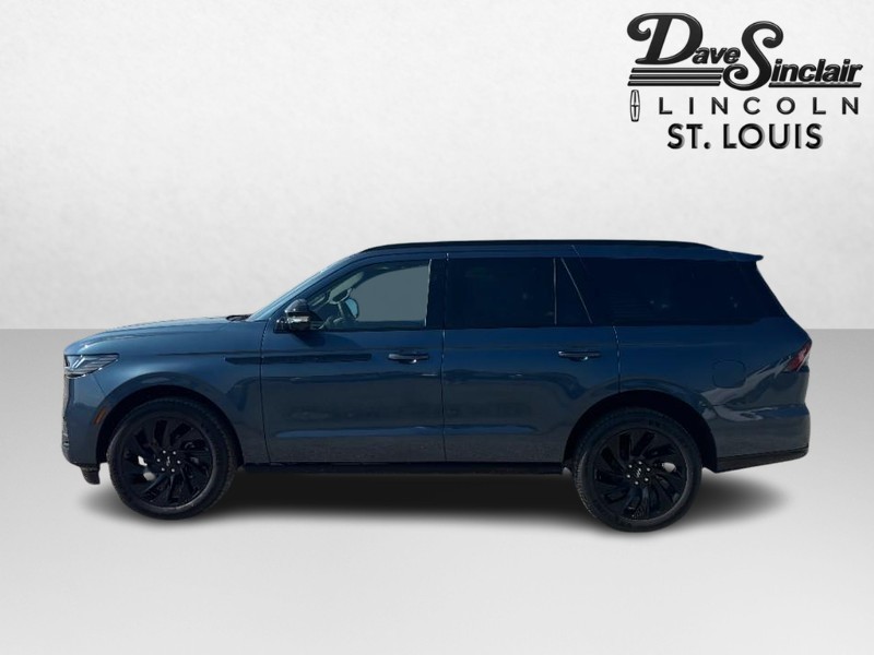 Lincoln Navigator Vehicle Full-screen Gallery Image 06