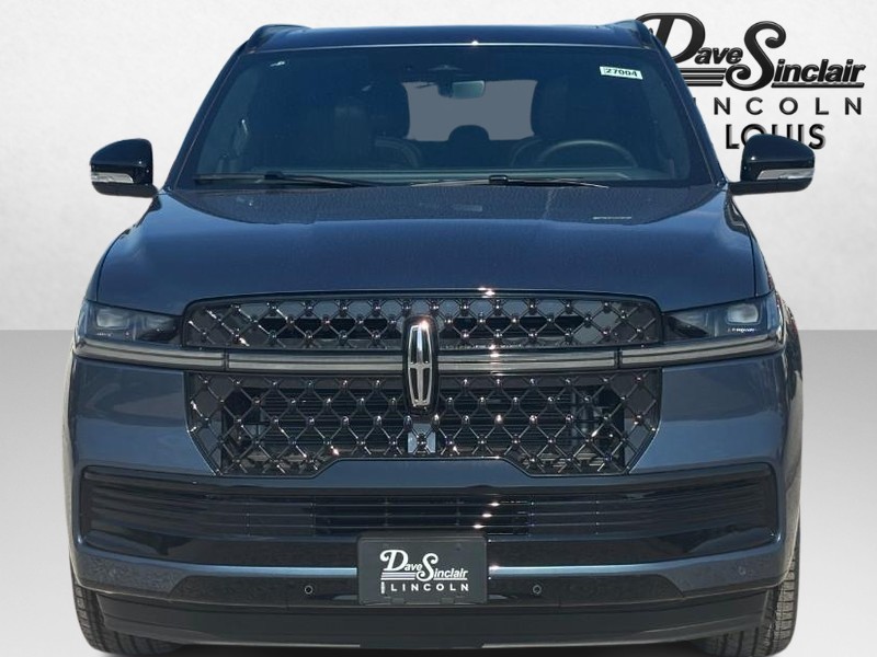 Lincoln Navigator Vehicle Full-screen Gallery Image 09