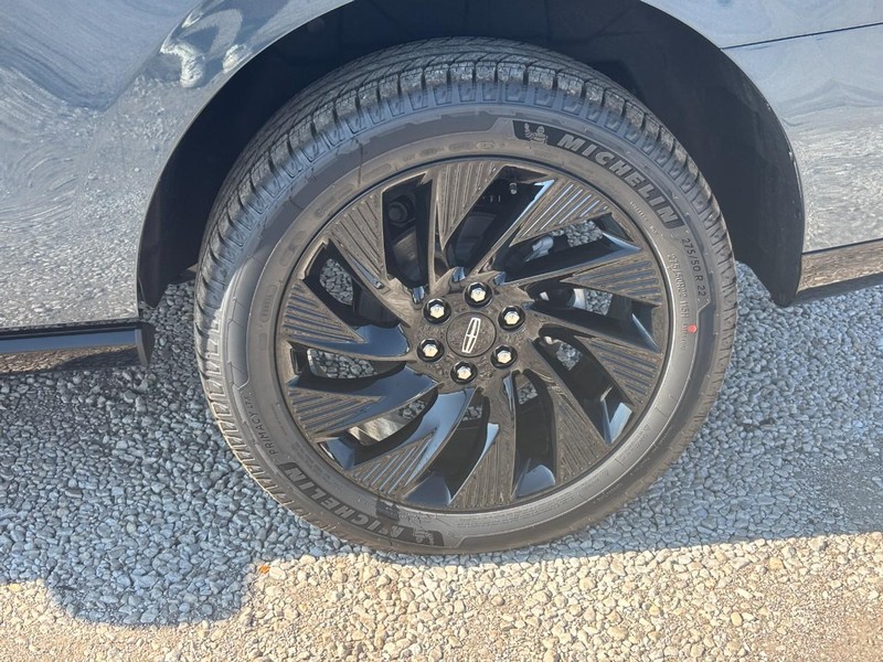 Lincoln Navigator Vehicle Full-screen Gallery Image 10