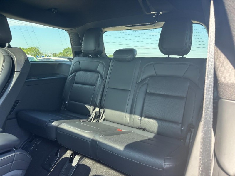 Lincoln Navigator Vehicle Full-screen Gallery Image 11