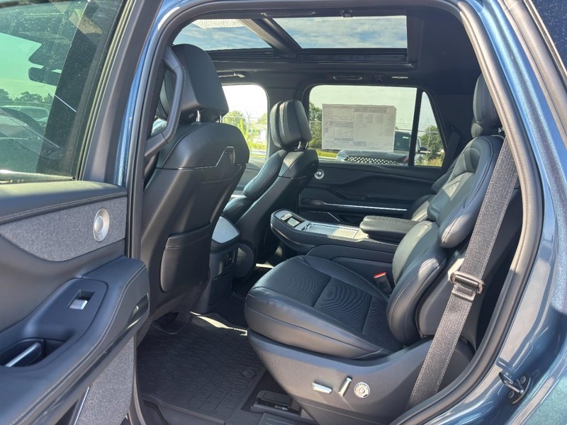 Lincoln Navigator Vehicle Full-screen Gallery Image 12