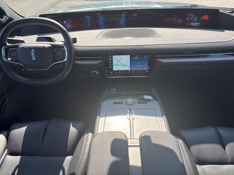 Lincoln Navigator Vehicle Full-screen Gallery Image 14