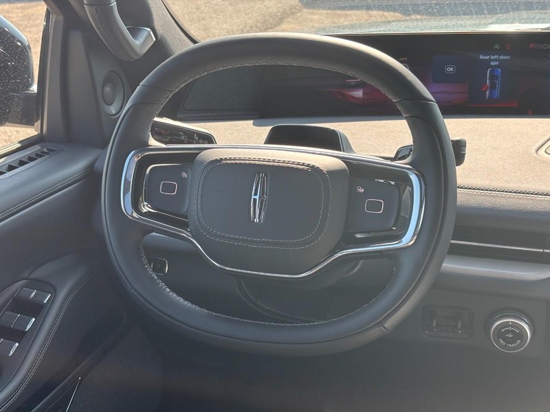 Lincoln Navigator Vehicle Full-screen Gallery Image 16