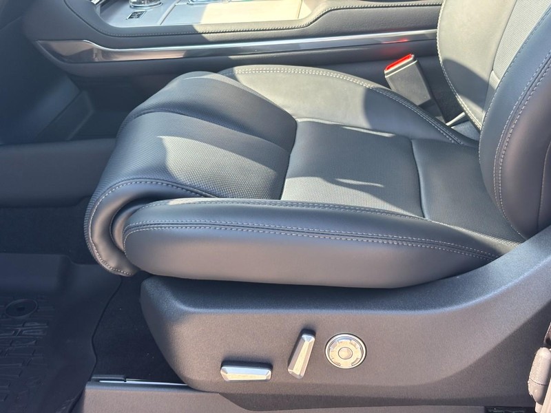 Lincoln Navigator Vehicle Full-screen Gallery Image 17