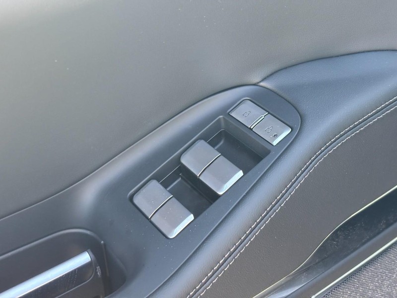 Lincoln Navigator Vehicle Full-screen Gallery Image 18