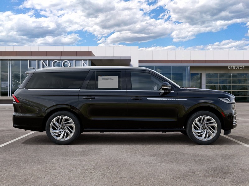 Lincoln Navigator L Vehicle Full-screen Gallery Image 05