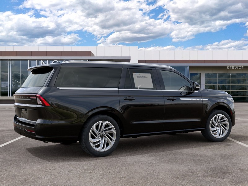 Lincoln Navigator L Vehicle Full-screen Gallery Image 06