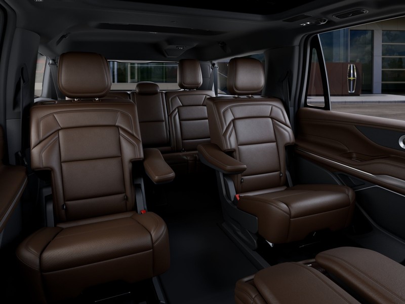 Lincoln Navigator L Vehicle Full-screen Gallery Image 12