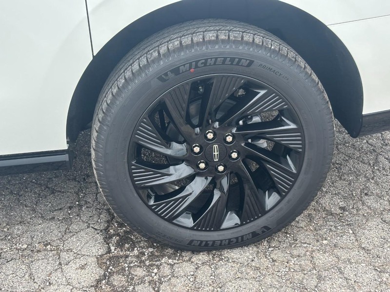 Lincoln Navigator L Vehicle Full-screen Gallery Image 10