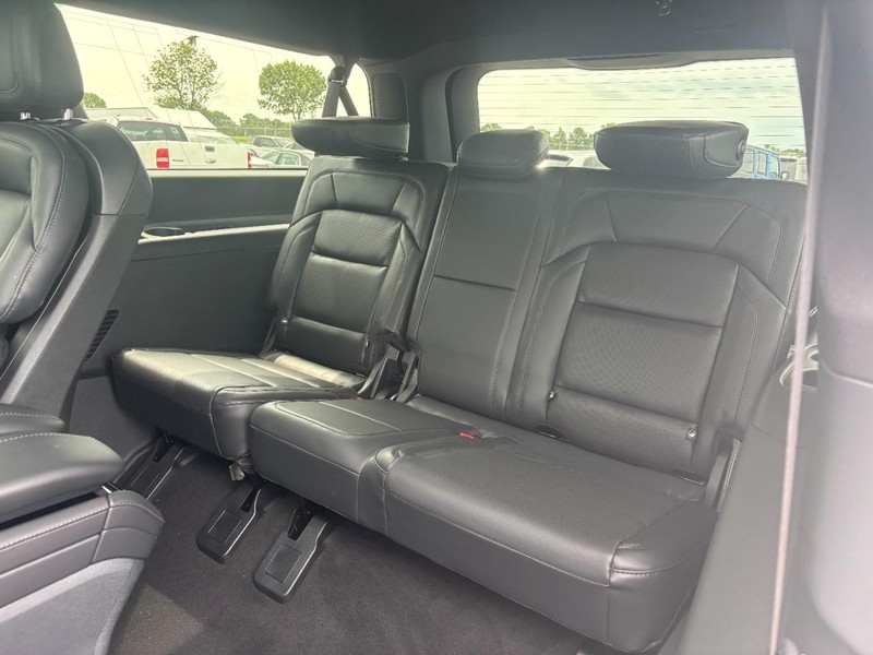 Lincoln Navigator L Vehicle Full-screen Gallery Image 11