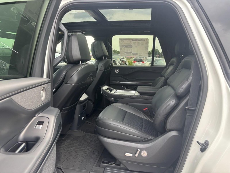 Lincoln Navigator L Vehicle Full-screen Gallery Image 12