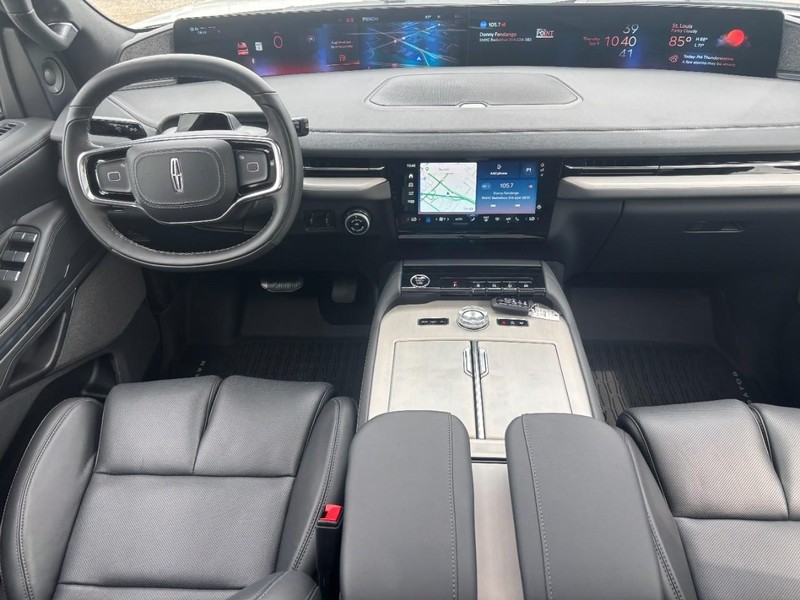 Lincoln Navigator L Vehicle Full-screen Gallery Image 14
