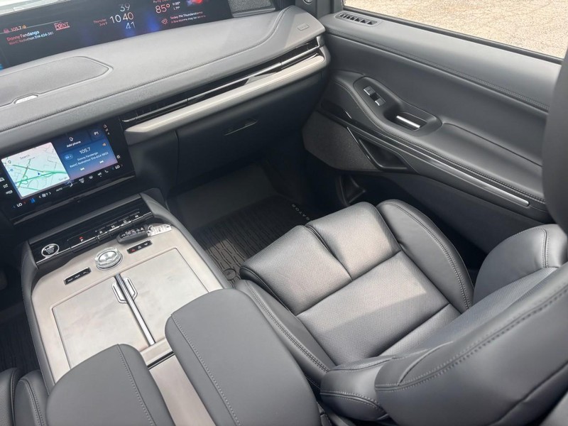 Lincoln Navigator L Vehicle Full-screen Gallery Image 15