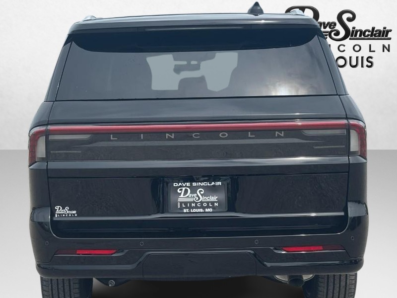 Lincoln Navigator L Vehicle Full-screen Gallery Image 04