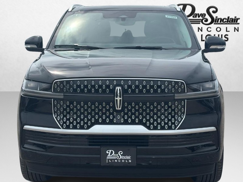 Lincoln Navigator L Vehicle Full-screen Gallery Image 09