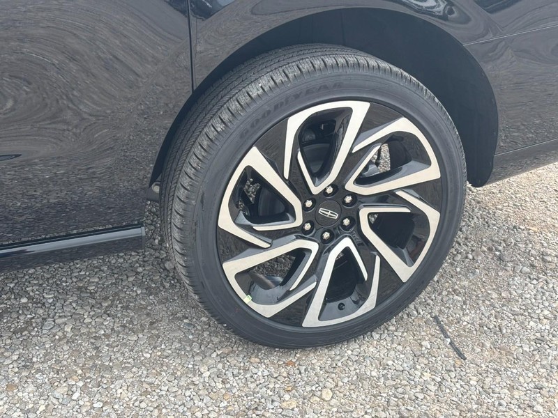 Lincoln Navigator L Vehicle Full-screen Gallery Image 10