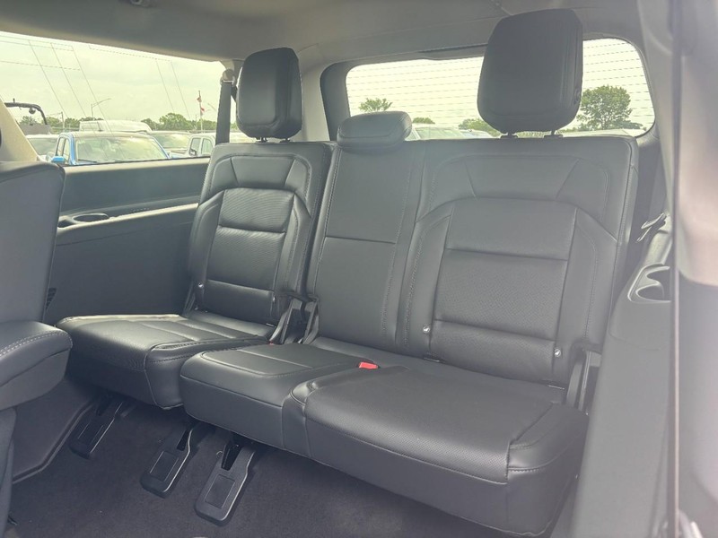 Lincoln Navigator L Vehicle Full-screen Gallery Image 11