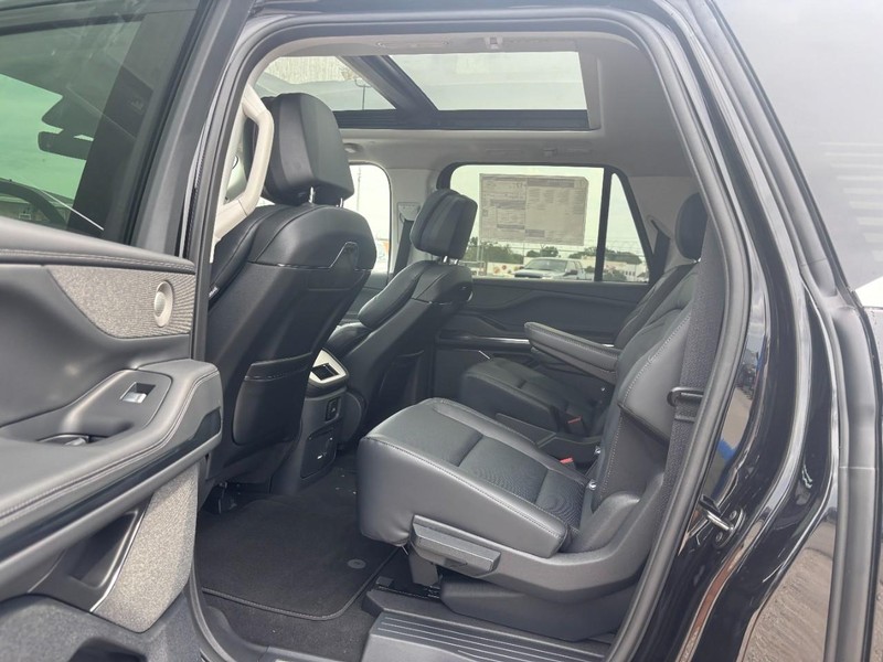 Lincoln Navigator L Vehicle Full-screen Gallery Image 12