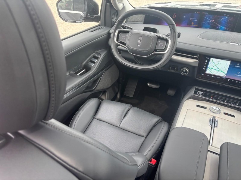Lincoln Navigator L Vehicle Full-screen Gallery Image 13