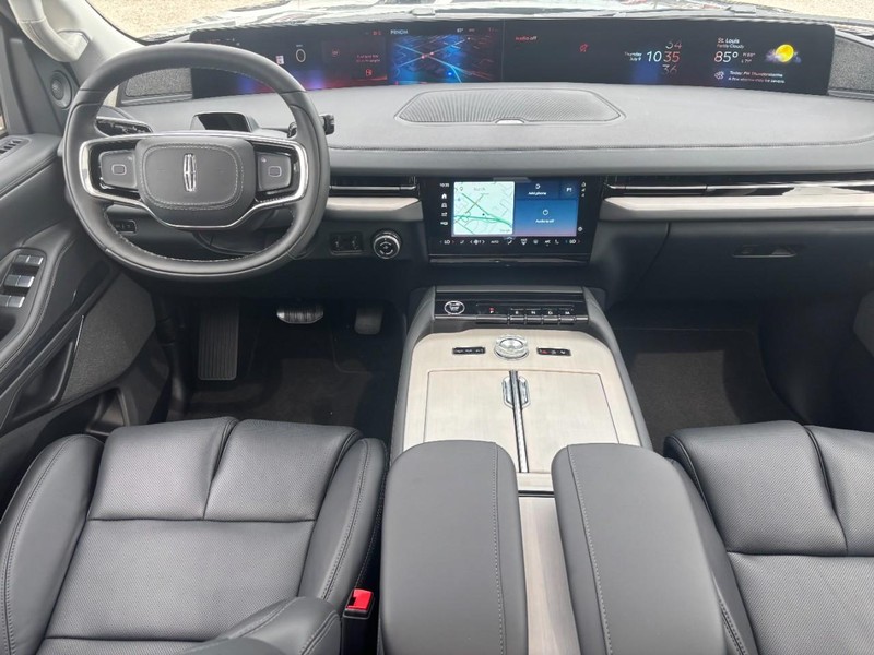 Lincoln Navigator L Vehicle Full-screen Gallery Image 14
