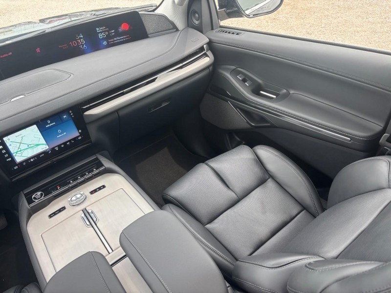 Lincoln Navigator L Vehicle Full-screen Gallery Image 15