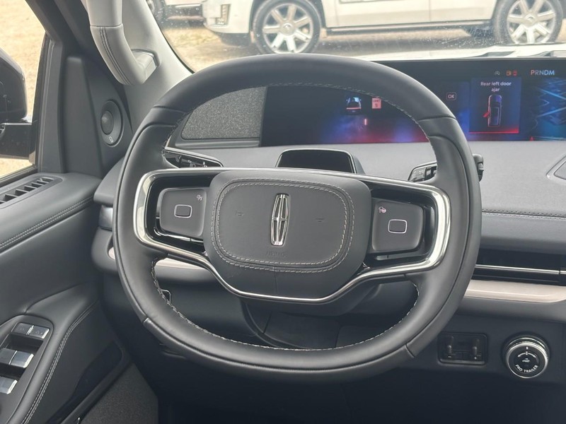 Lincoln Navigator L Vehicle Full-screen Gallery Image 16