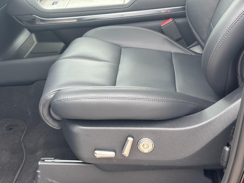 Lincoln Navigator L Vehicle Full-screen Gallery Image 17