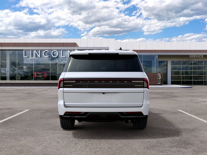 Lincoln Navigator Vehicle Full-screen Gallery Image 07