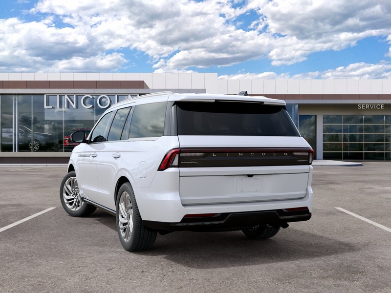 Lincoln Navigator Vehicle Full-screen Gallery Image 09