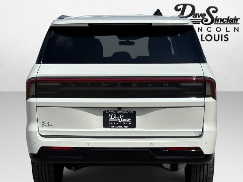Lincoln Navigator Vehicle Full-screen Gallery Image 04