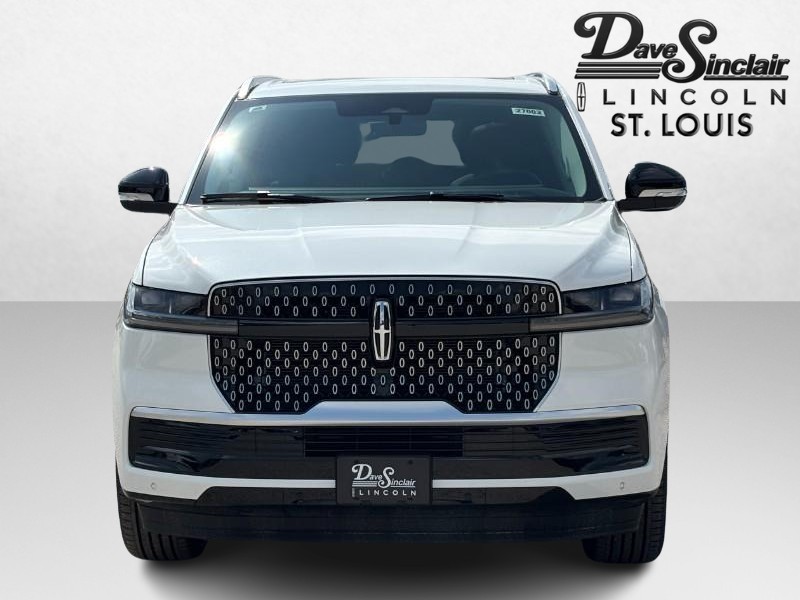 Lincoln Navigator Vehicle Full-screen Gallery Image 09
