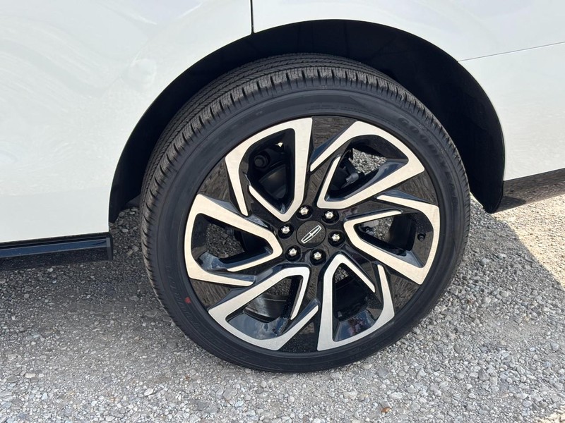 Lincoln Navigator Vehicle Full-screen Gallery Image 10