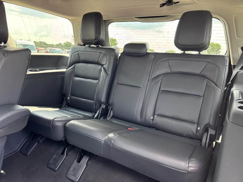 Lincoln Navigator Vehicle Full-screen Gallery Image 11