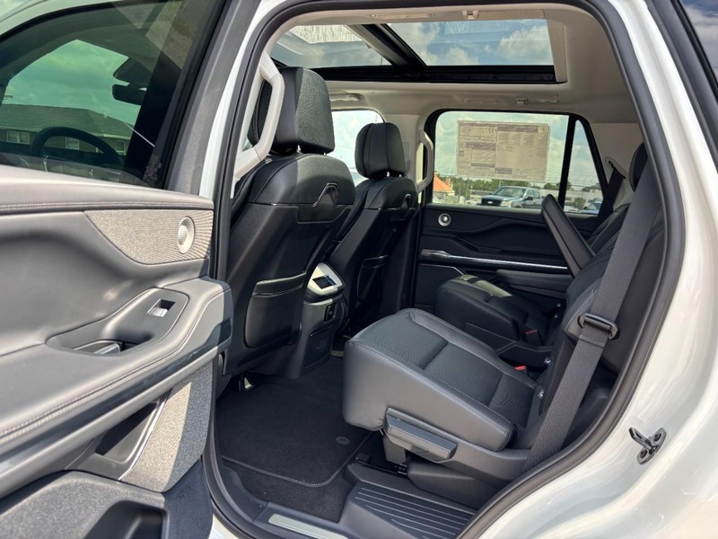 Lincoln Navigator Vehicle Full-screen Gallery Image 12